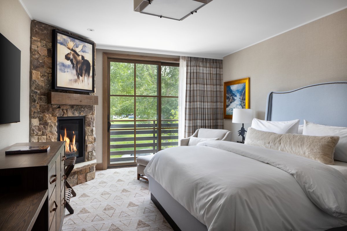 Rusty Parrot Lodge & Spa king room with balcony